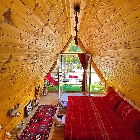 Bujtina Miqesia Bed & Breakfast