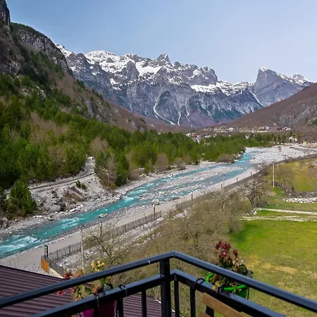 Bujtina Miqesia Bed & Breakfast *