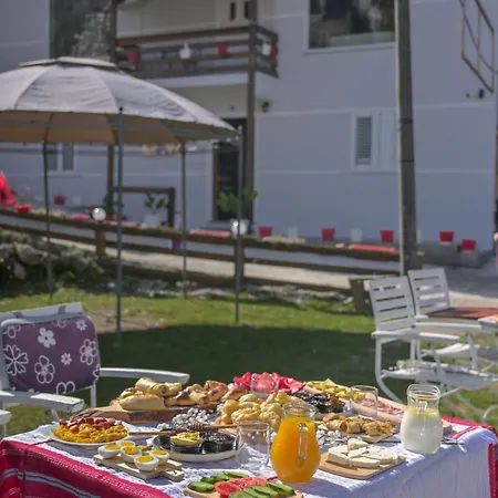 Bujtina Miqesia Bed & Breakfast *