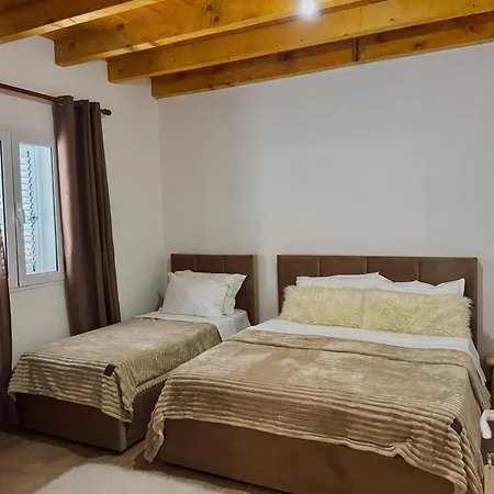 Bujtina Miqesia Bed & Breakfast *