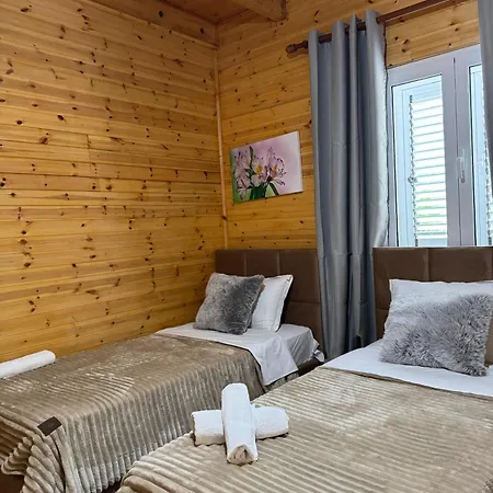 Bujtina Miqesia Bed & Breakfast *