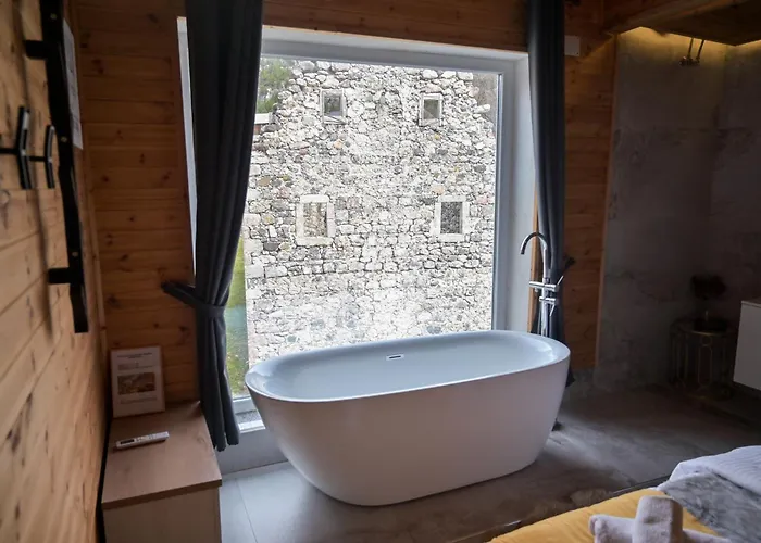Bed and breakfast Bujtina Miqesia 3*